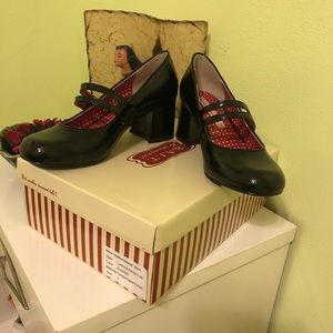 NIB b.a.i.t. crinkle patent Mary Jane heels